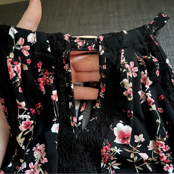 White Barn Floral Blouse - Picture 5 of 6